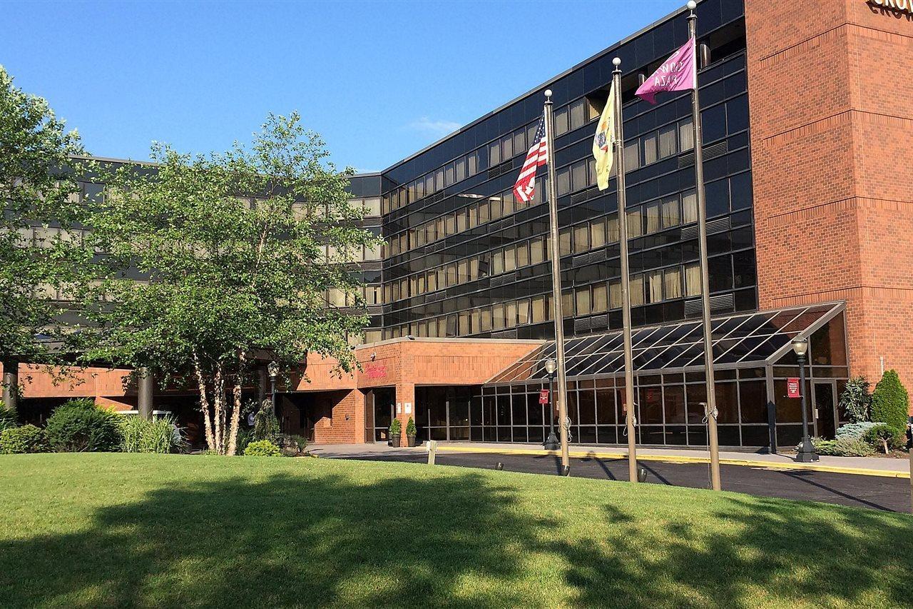 Crowne Plaza Edison By Ihg Hotel Exterior photo