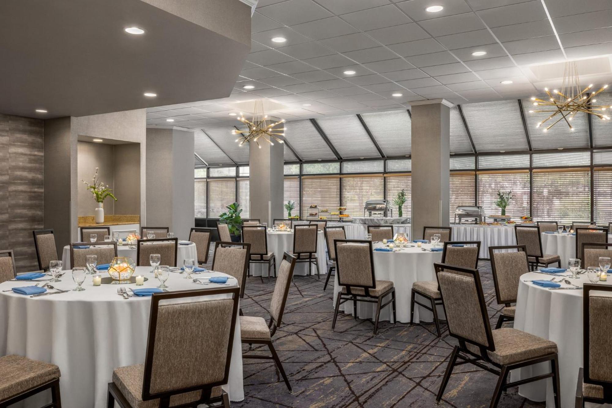 Crowne Plaza Edison By Ihg Hotel Exterior photo