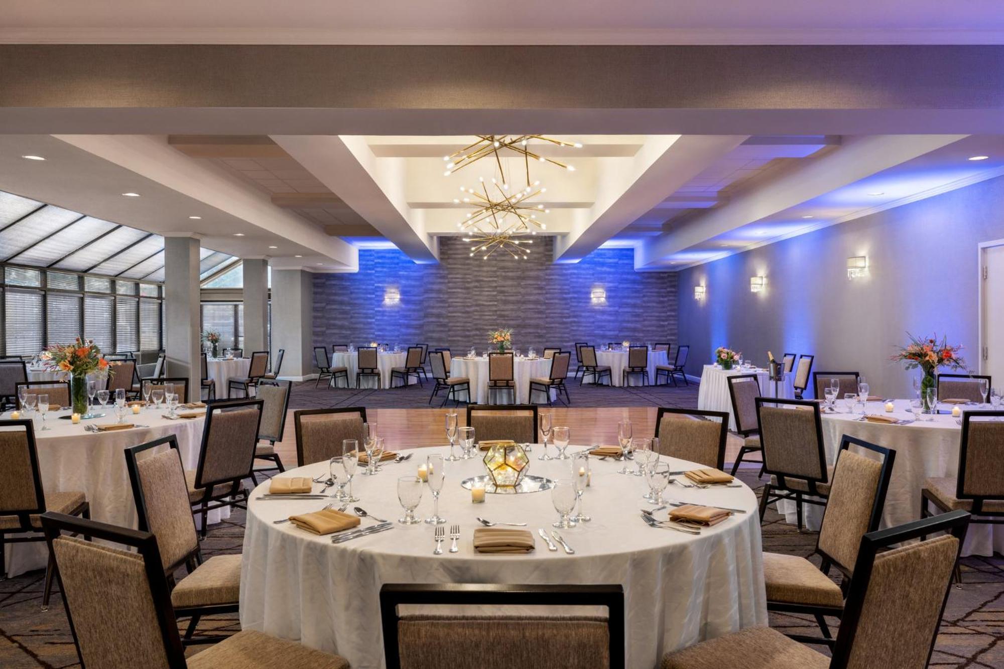 Crowne Plaza Edison By Ihg Hotel Exterior photo