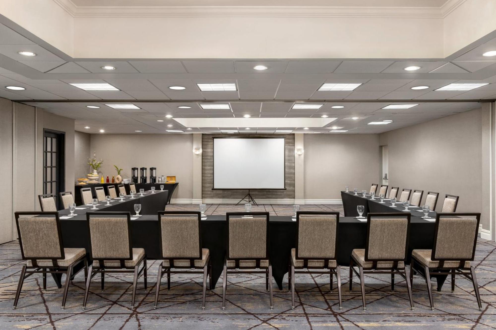 Crowne Plaza Edison By Ihg Hotel Exterior photo